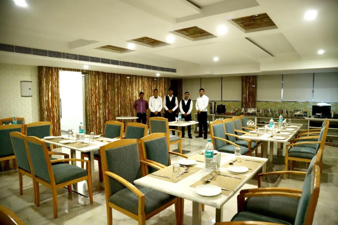 Country Inn Hotels & Resorts Vrindāvan Екстериор снимка