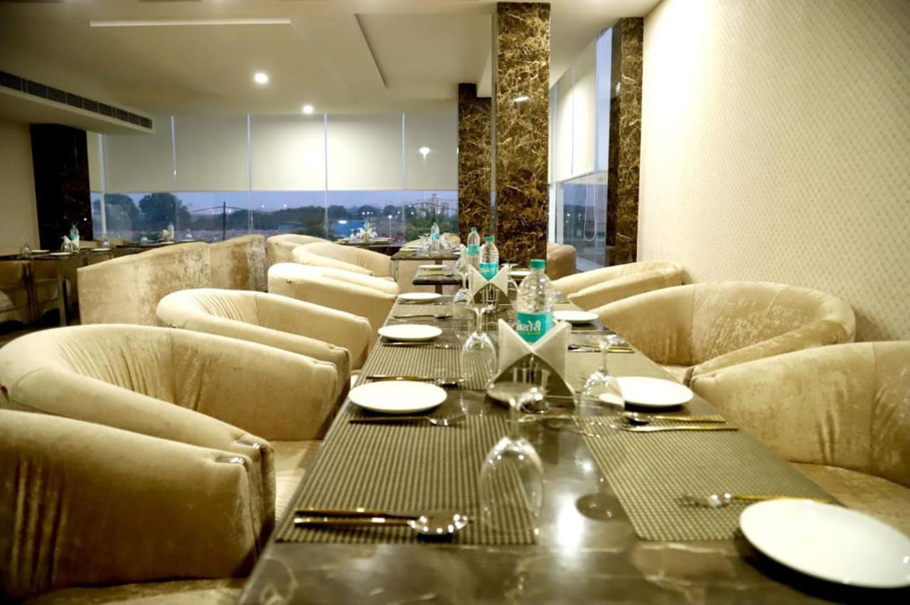 Country Inn Hotels & Resorts Vrindāvan Екстериор снимка