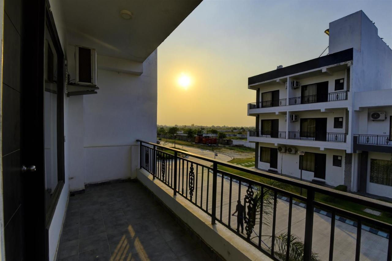 Country Inn Hotels & Resorts Vrindāvan Екстериор снимка