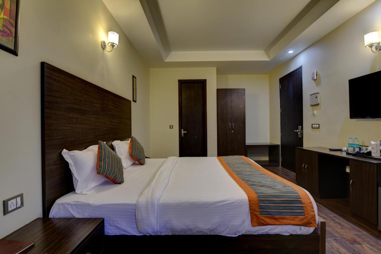 Country Inn Hotels & Resorts Vrindāvan Екстериор снимка